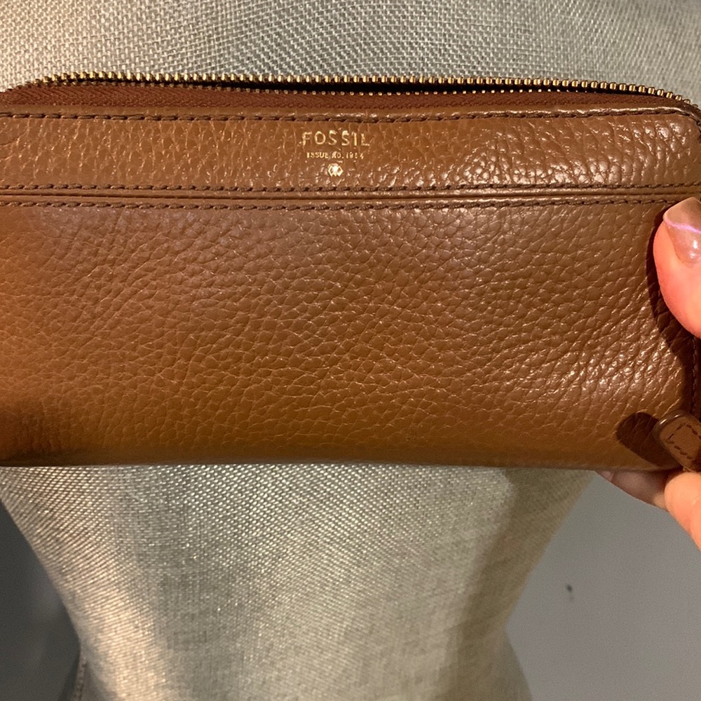 Fossil wallet vintage brown, zipper pull missing. Still zips